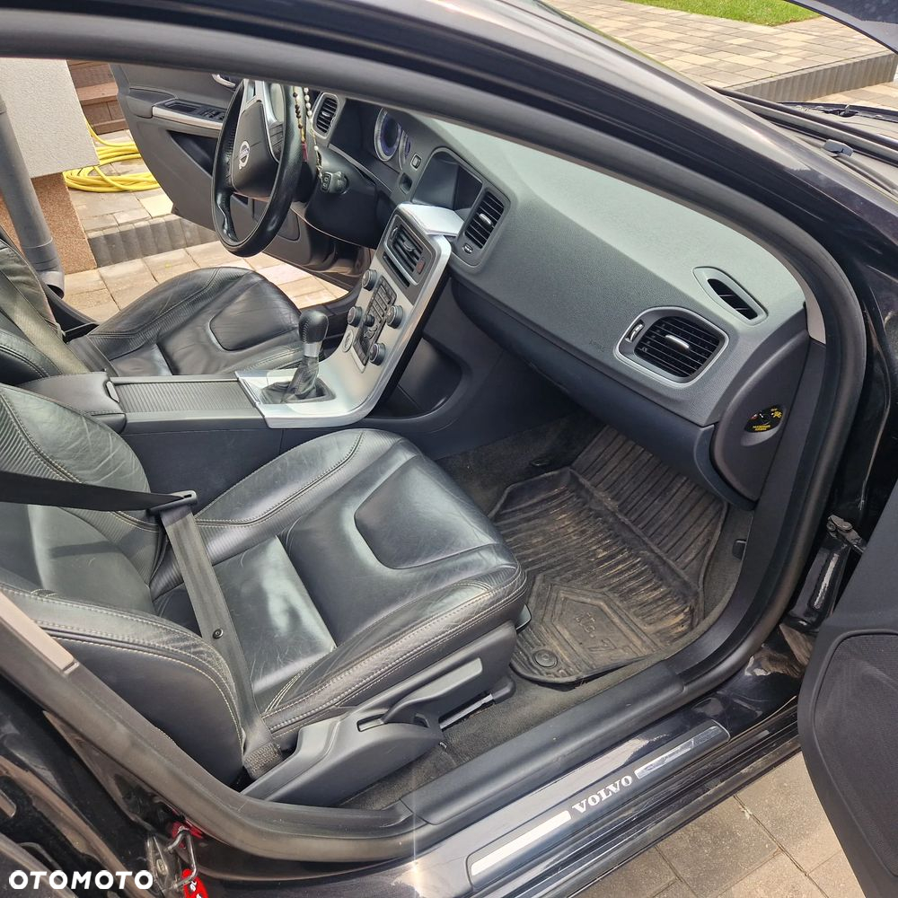 Volvo V60 D5 R-Design - 13