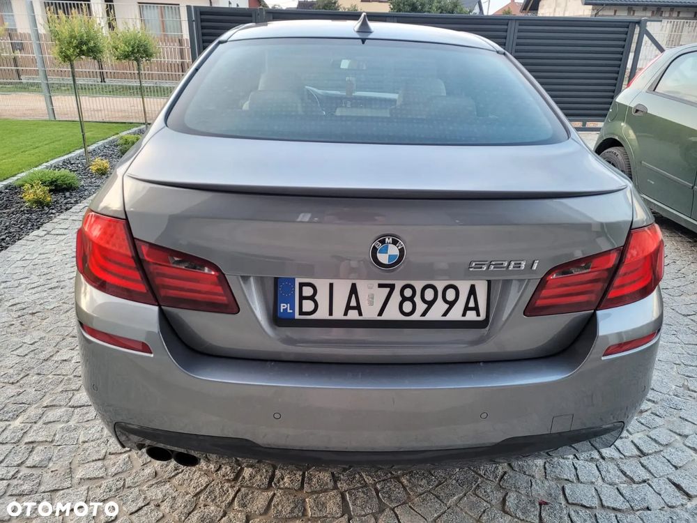 BMW Seria 5 528i xDrive - 14