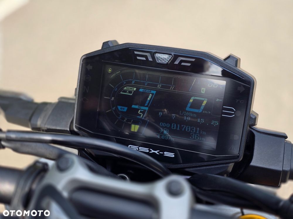 Suzuki GSX 1000 - 12