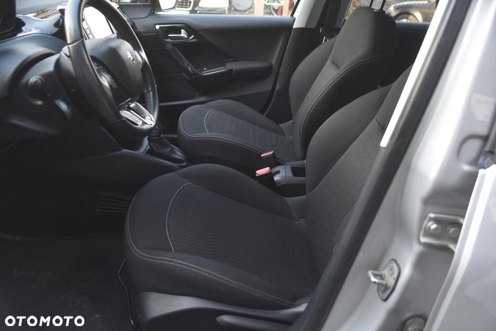 Peugeot 208 - 8
