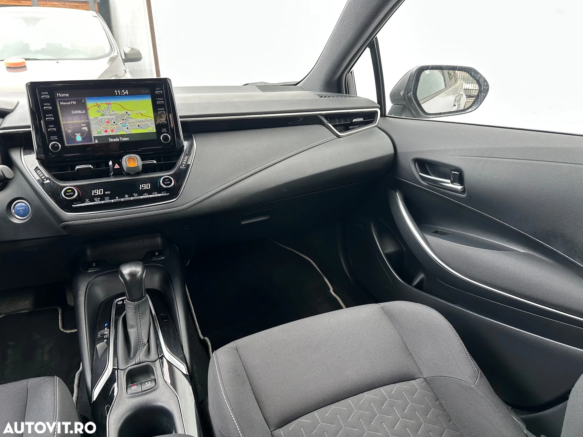 Toyota Corolla 1.8 HSD Business - 18