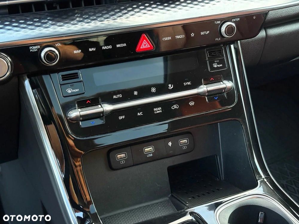 Kia Carnival - 22