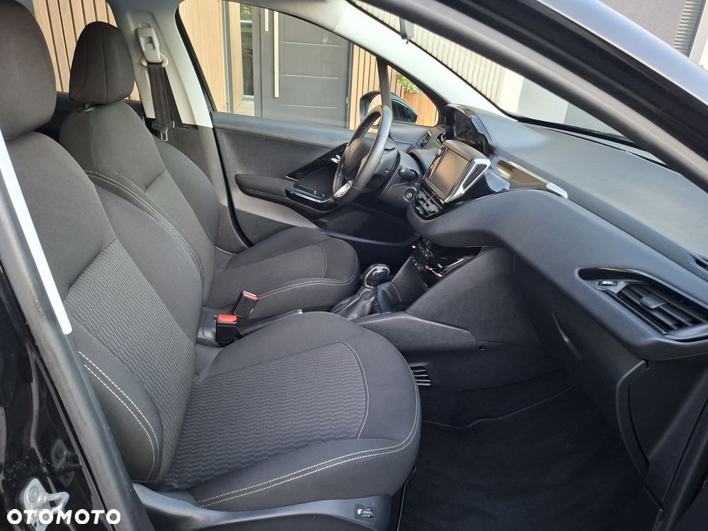Peugeot 208 - 8