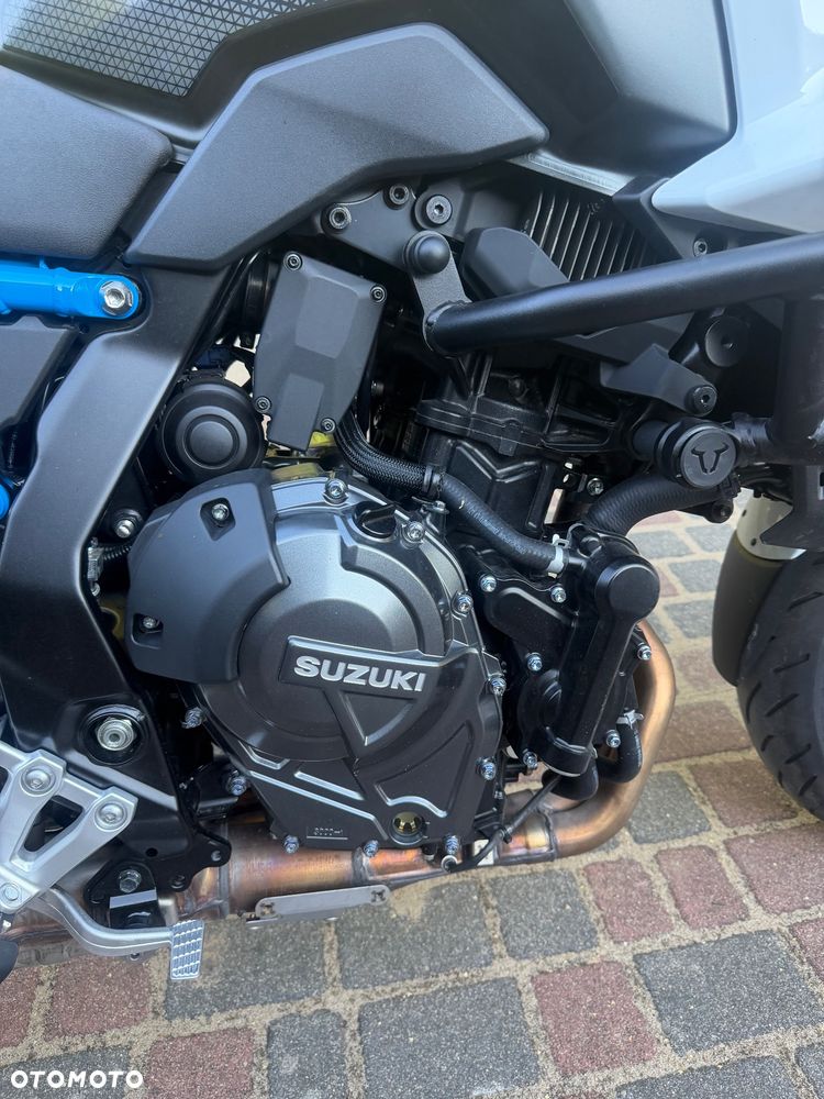 Suzuki GSX - 12