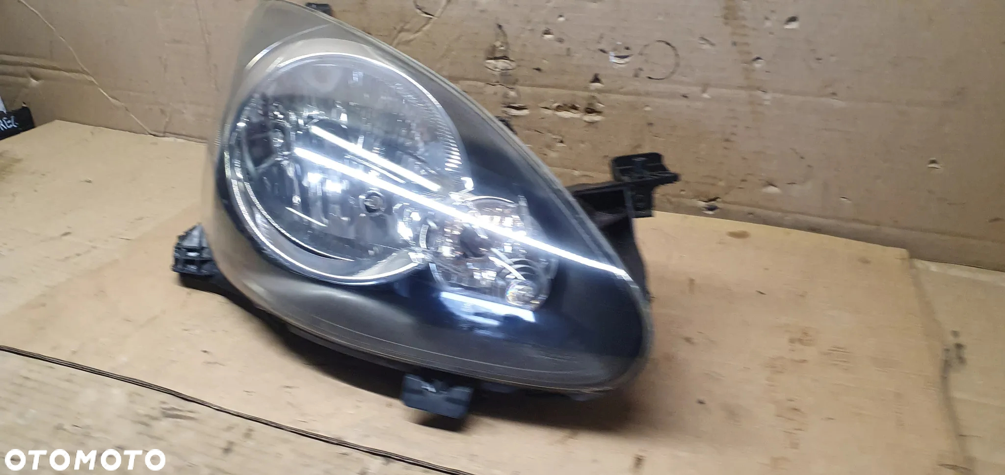 Lampa prawy przód przednia prawa Toyota Aygo 81110-0H010 - 4