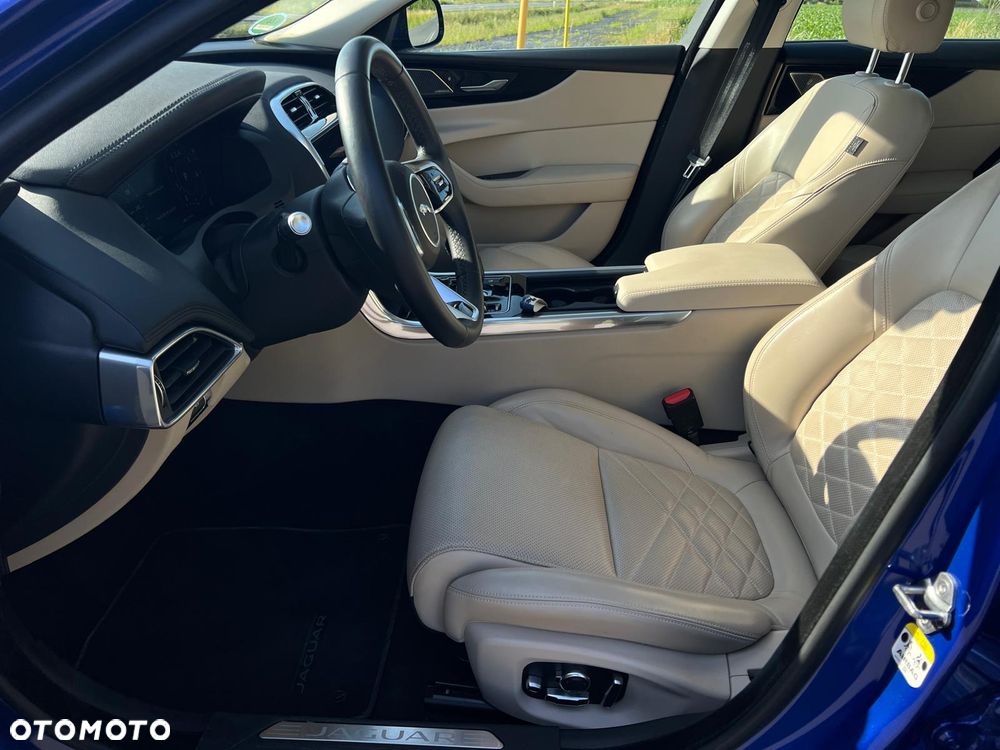 Jaguar XE 2.0 T Prestige - 11