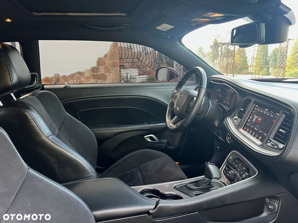 Dodge Challenger - 12