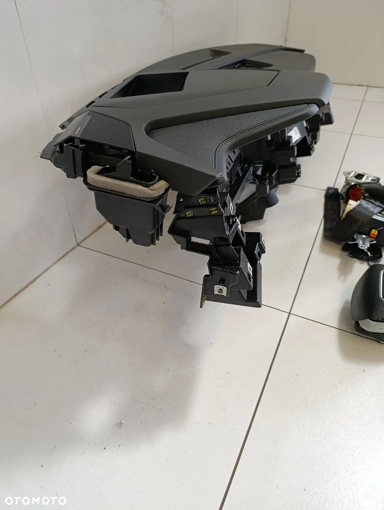 Deska konsola poduszki pasy eu head up #1 Audi Q8 e-tron etron lift - 4