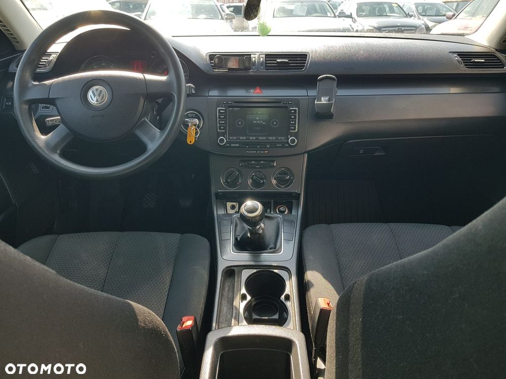 Volkswagen Passat 1.6 FSI Comfortline - 12