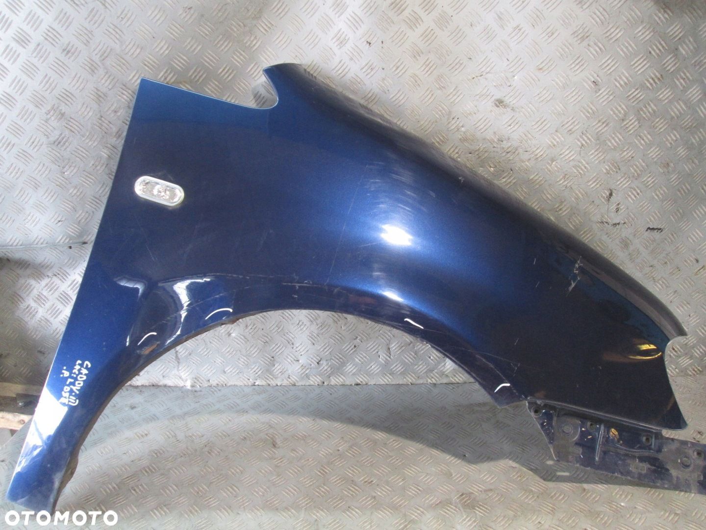 Błotnik prawy przód przedni VW Caddy III LD5Q - 1