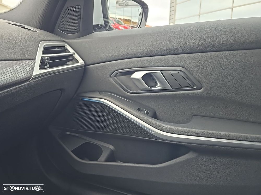BMW 320 d Pack Desportivo M Pro Auto - 29