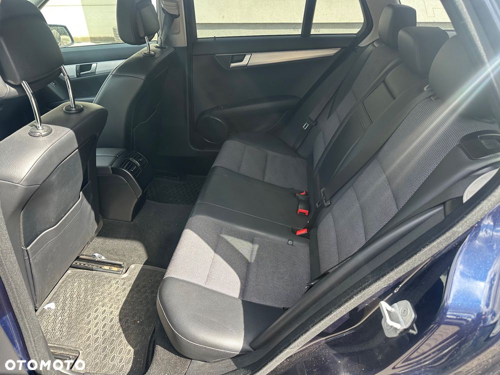 Mercedes-Benz Klasa C 180 CGI Automatik BlueEFFICIENCY Avantgarde - 22