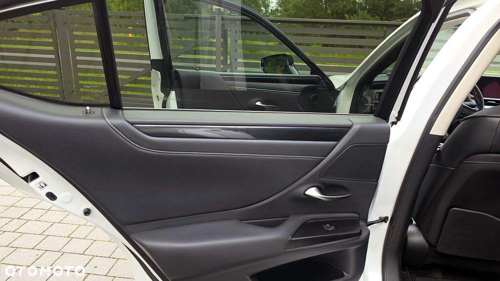 Lexus ES 300h Business Edition - 25