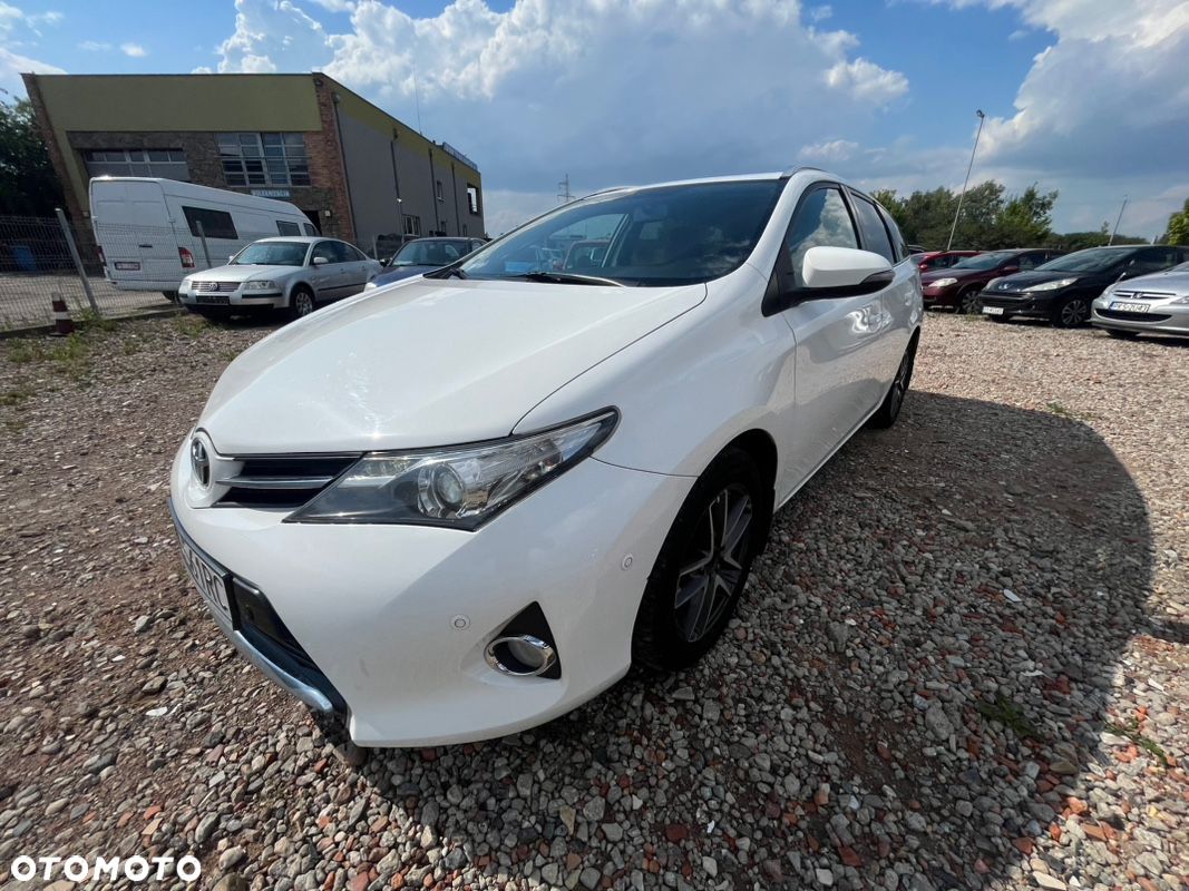 Toyota Auris 1.6 Premium + - 1