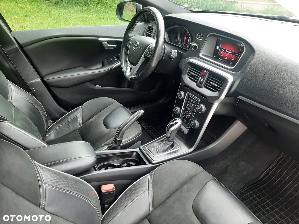 Volvo V40 D3 Geartronic RDesign - 24