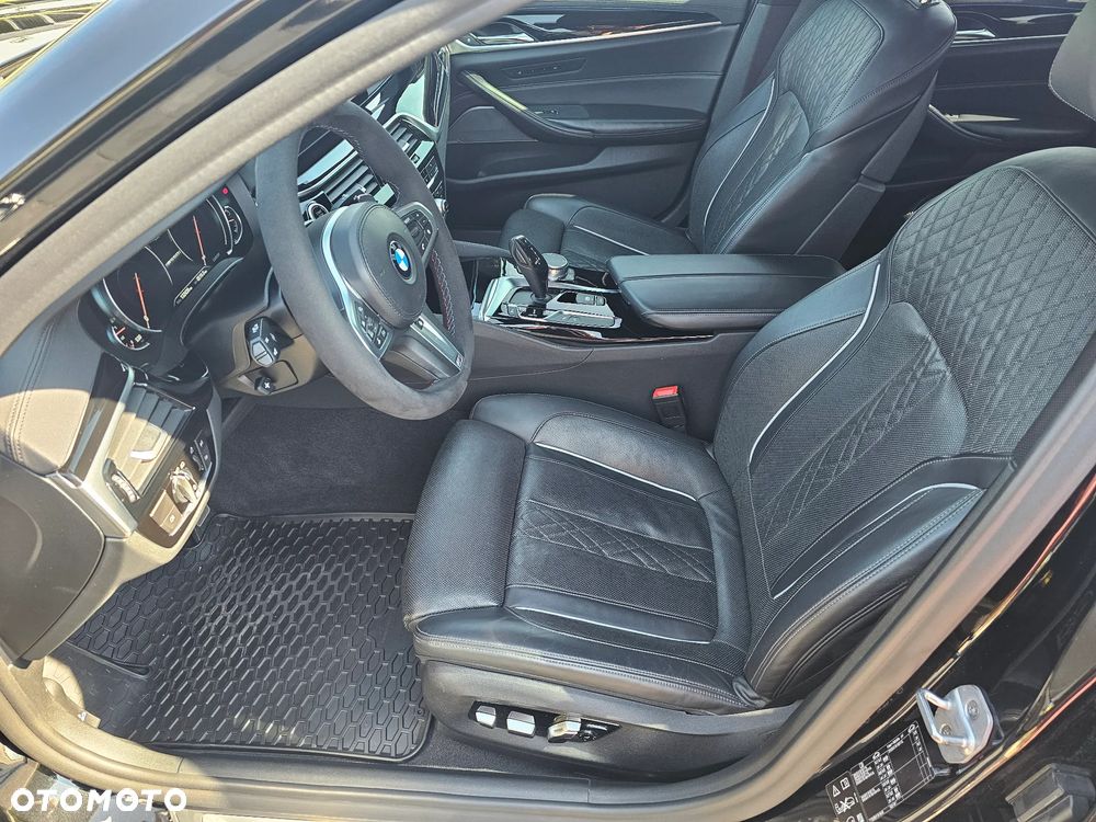 BMW Seria 5 M550i xDrive sport - 10