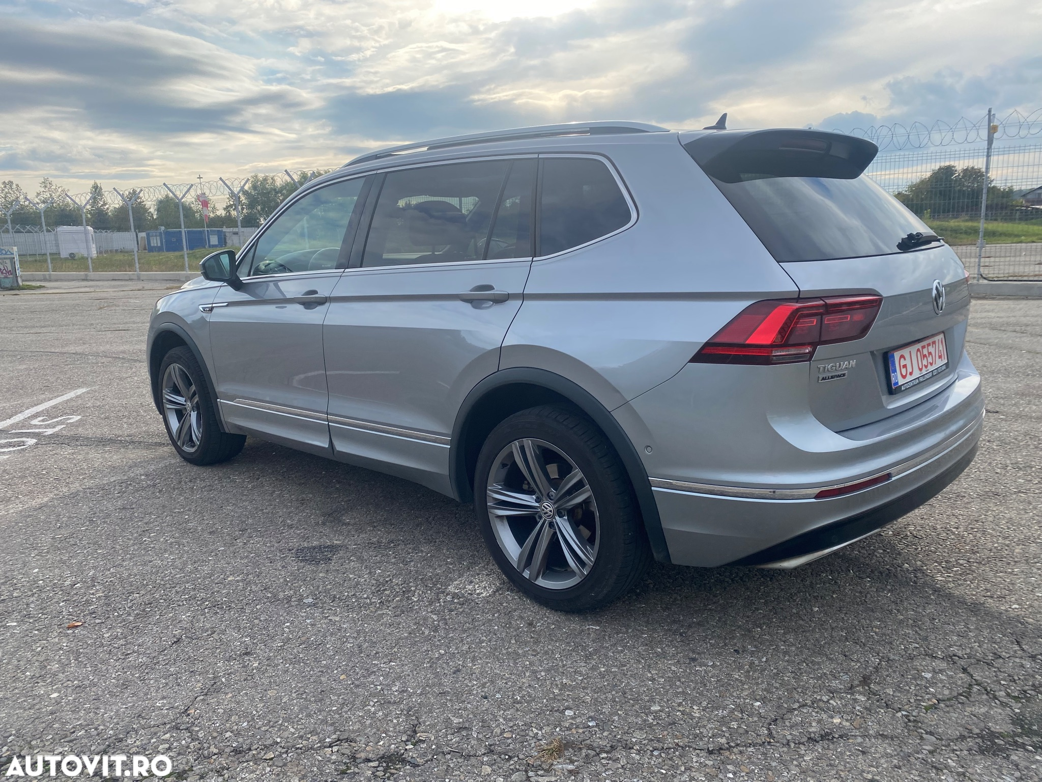 Volkswagen Tiguan Allspace 2.0 TDI DSG R-Line - 8