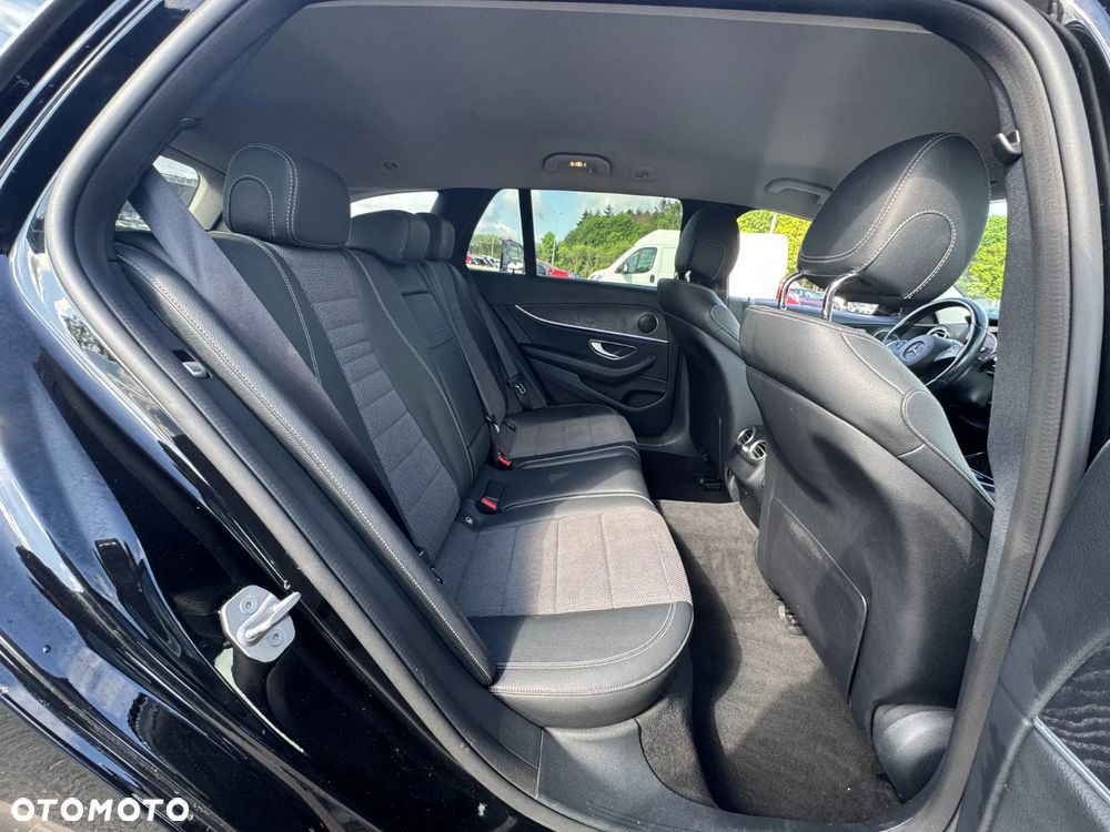 Mercedes-Benz Klasa E 220 d 4-Matic 9G-TRONIC - 27