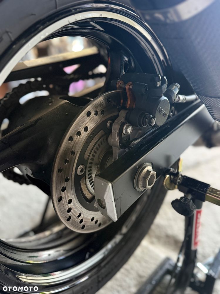 Suzuki GSR - 8