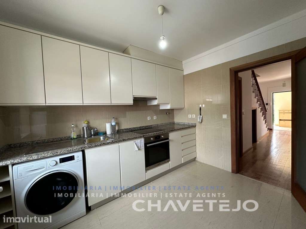 Duplex com 2 garagens e pátio com churrasqueira a poucos minutos da... - Grande imagem: 4/25