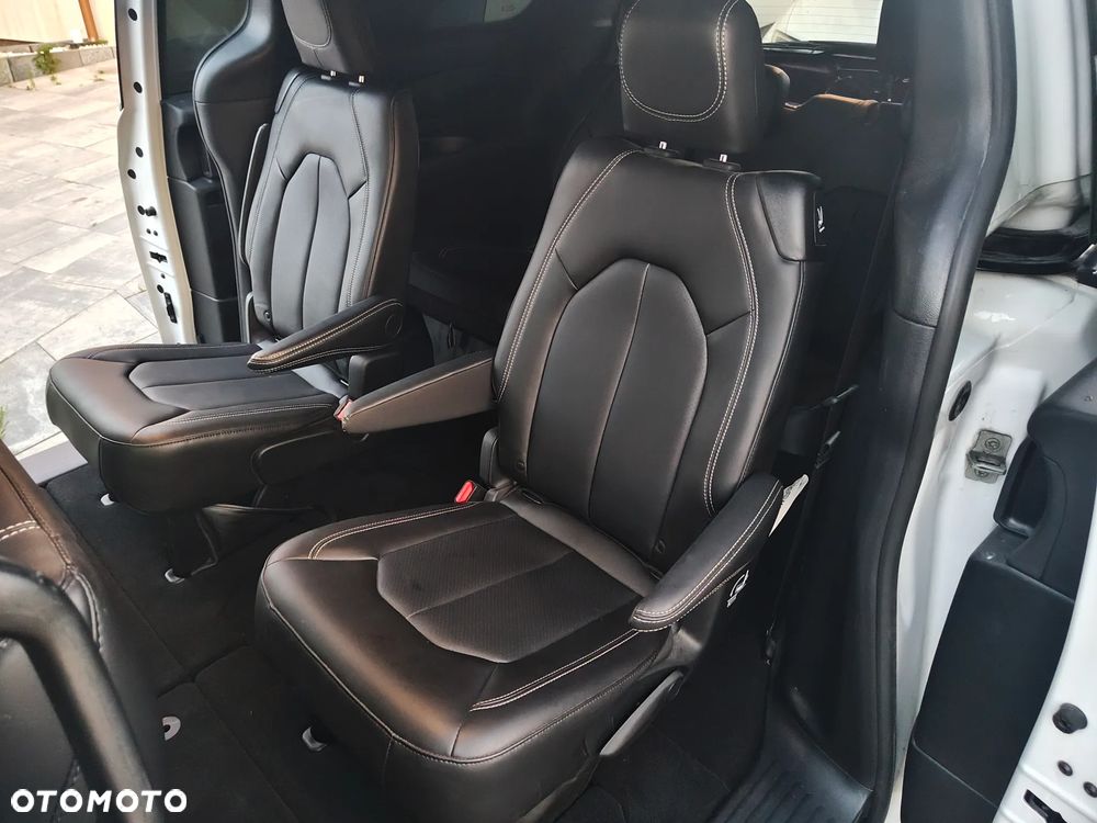 Chrysler Pacifica - 8