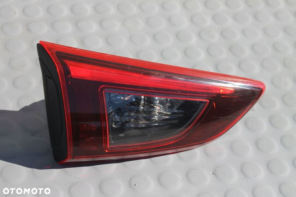 LAMPA W KLAPĘ LEWA TYLNA DB3D513G0 LEWY TYŁ MAZDA CX-3 15-18