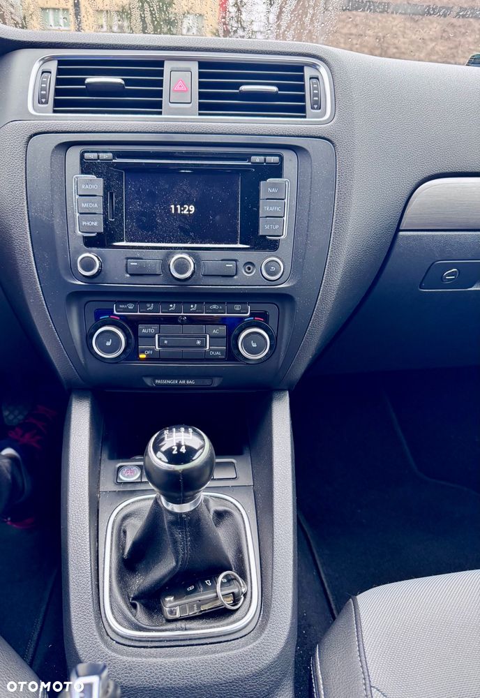 Volkswagen Jetta 1.6 TDI Highline Optimum - 12