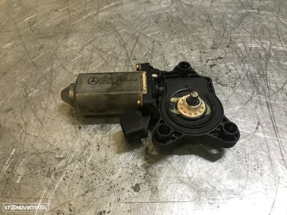 MOTOR DO ELEVADOR DO VIDRO MERCEDES C220 W203 - FRENTE DIREITO A2208204542 - 2