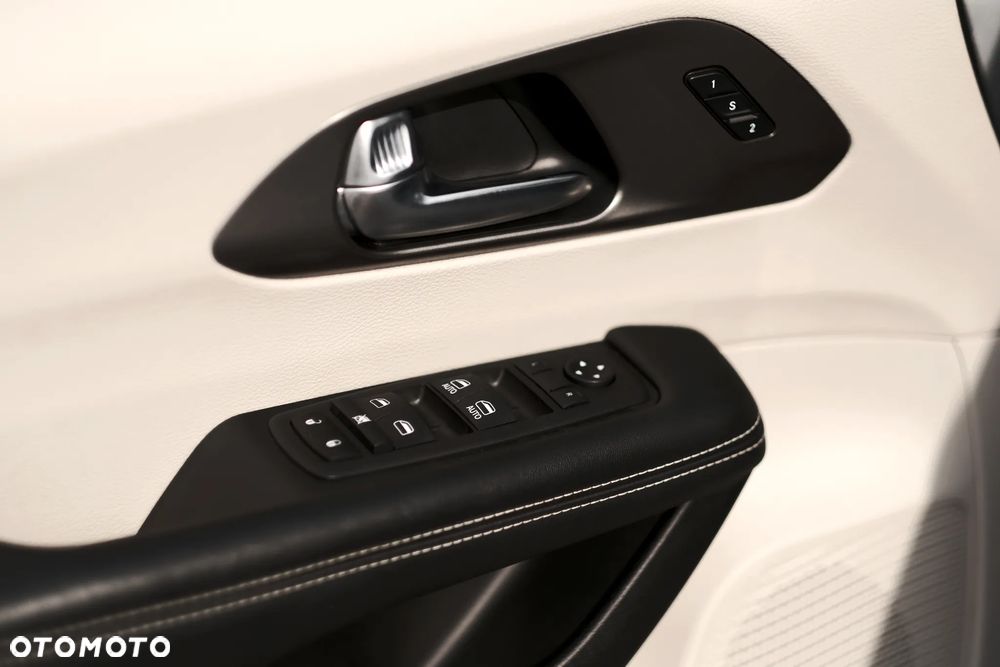 Chrysler Pacifica - 12
