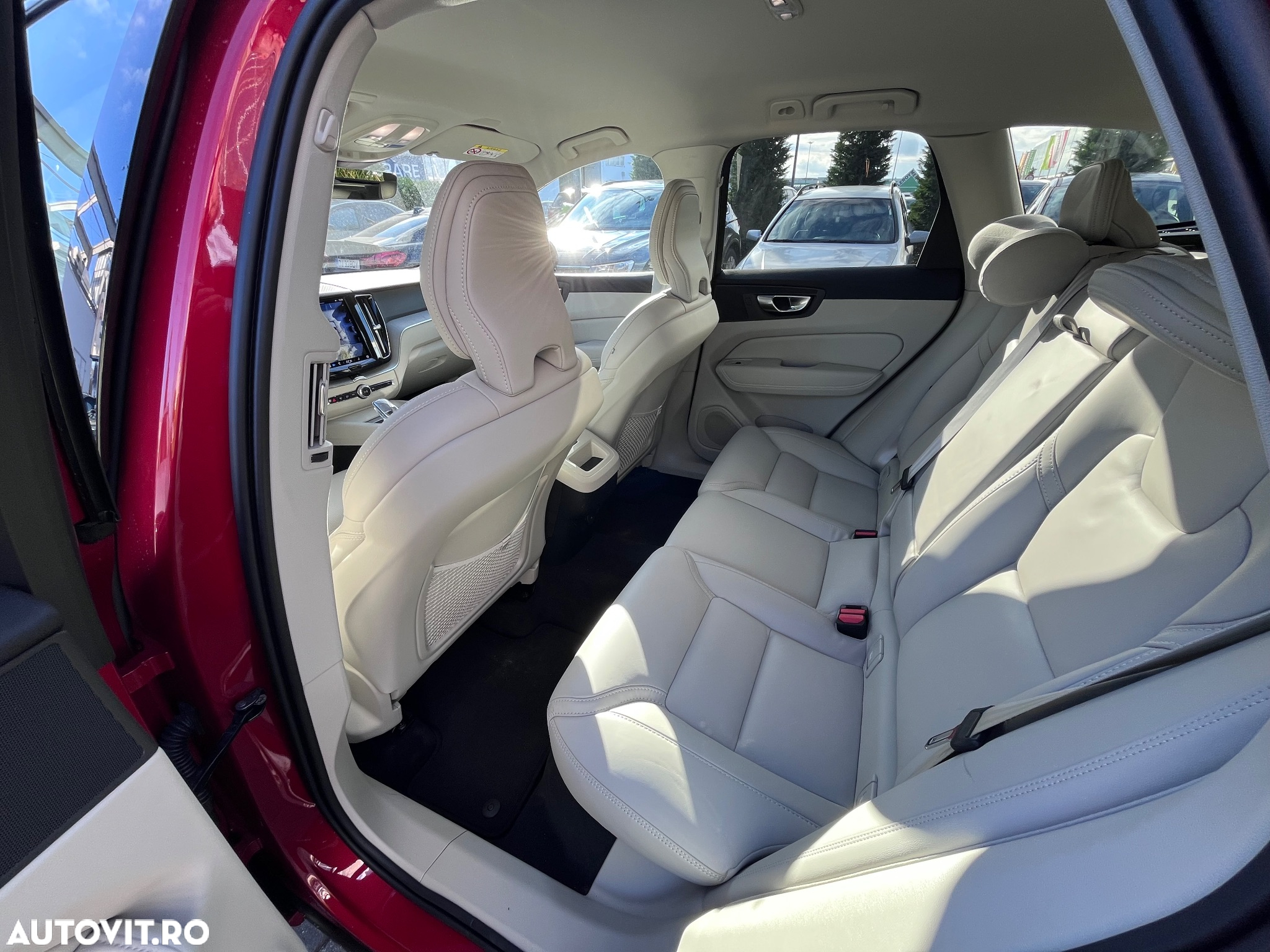 Volvo XC 60 B4 MHEV AT AWD Plus Dark - 9