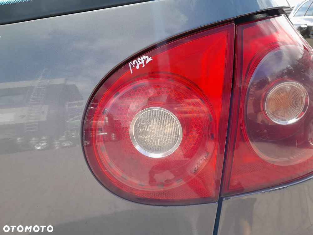 VW GOLF V LAMPA TYLNA PRAWA W KLAPE HB - 1