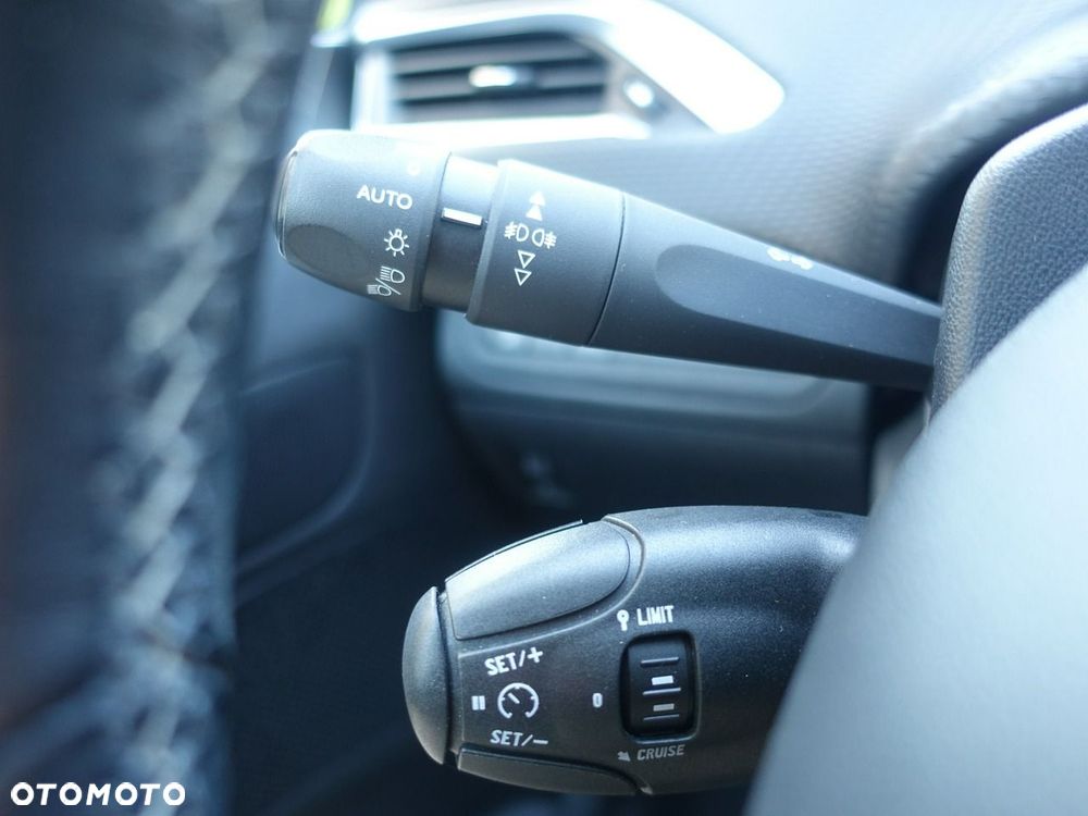 Peugeot 2008 1.2 Pure Tech Style S&S - 19