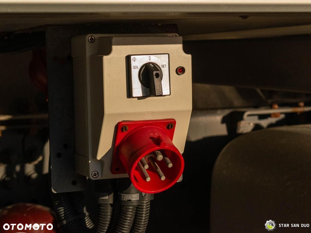 Mercedes-Benz AROCS 1830 4x4 chłodnia kamper - 28