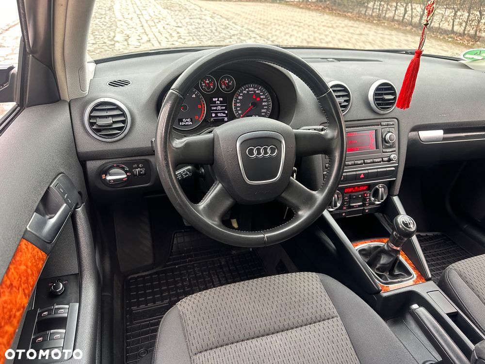 Audi A3 Sportback 2.0 TDI DPF quattro Ambiente - 8