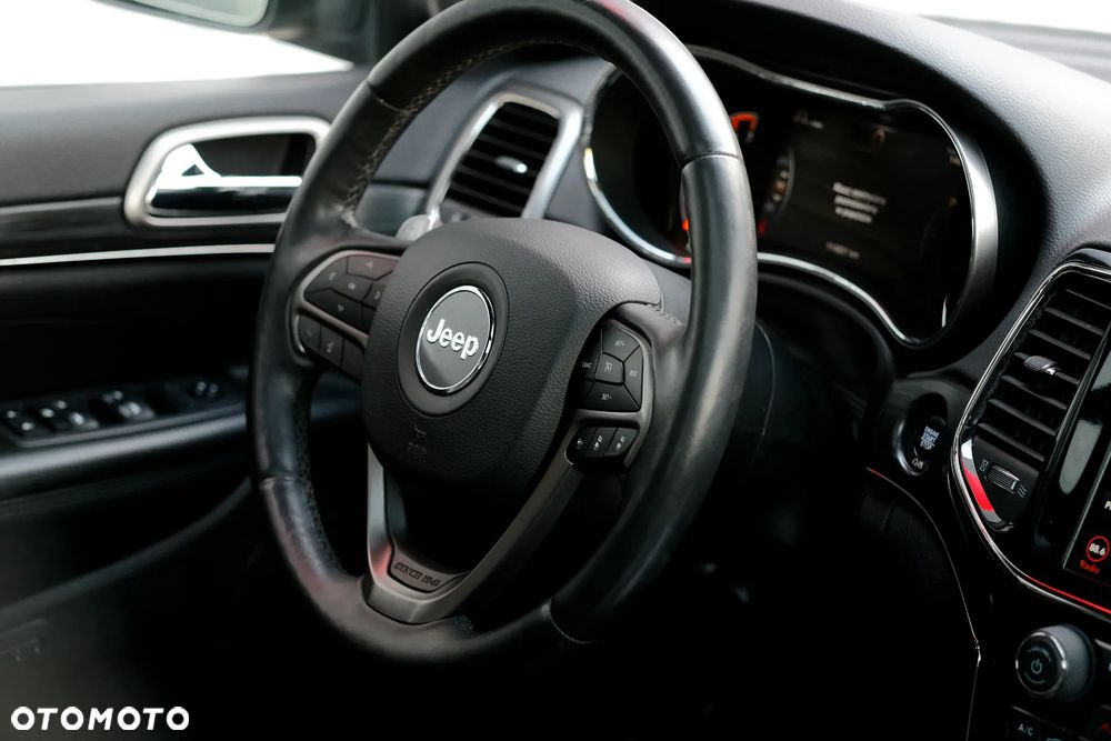 Jeep Grand Cherokee - 24