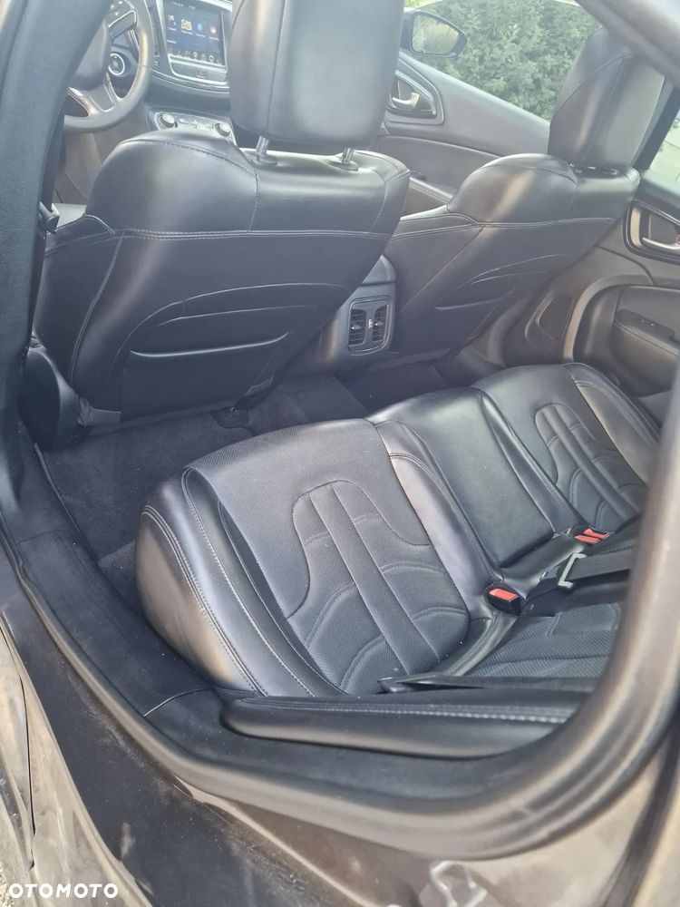 Chrysler 200 - 16