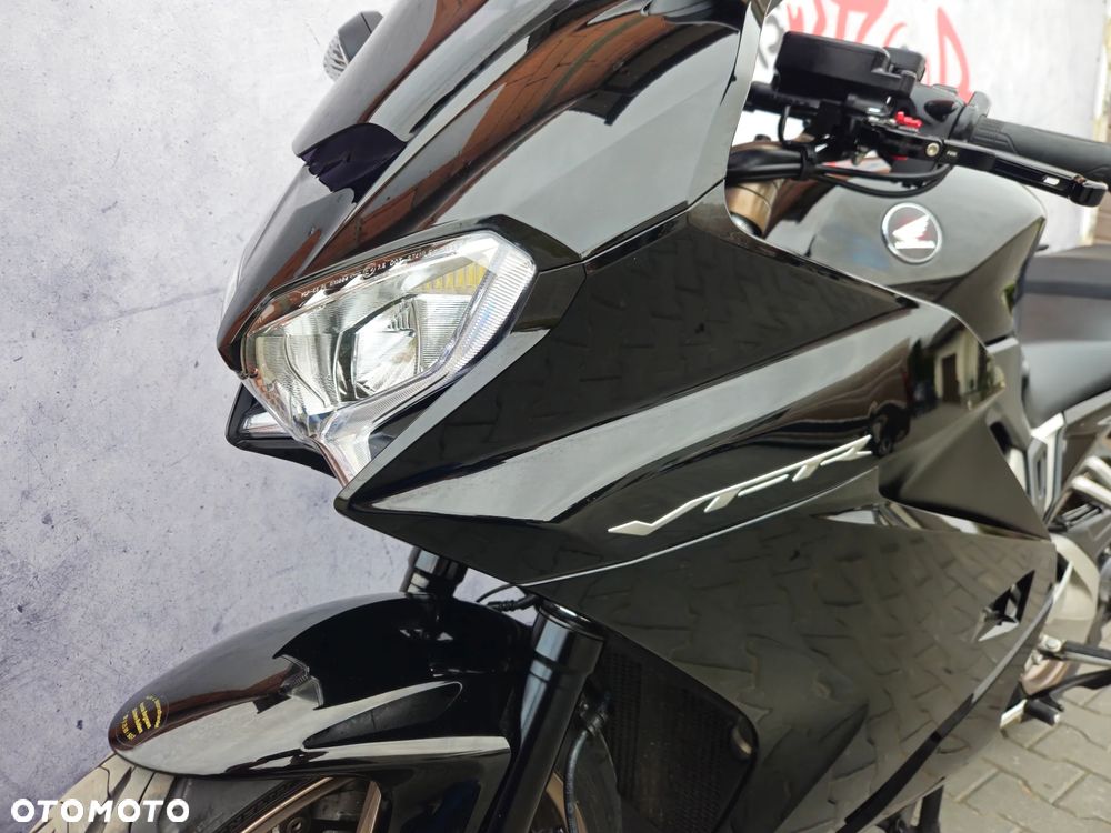 Honda VFR - 13