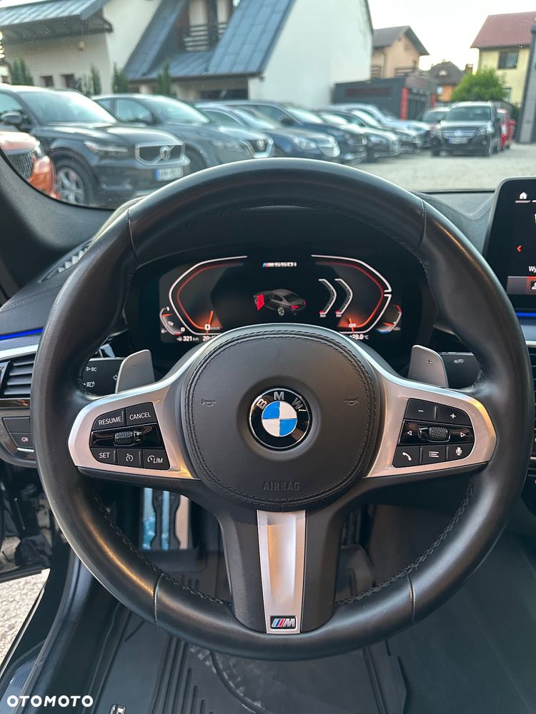 BMW Seria 5 M550i xDrive - 16