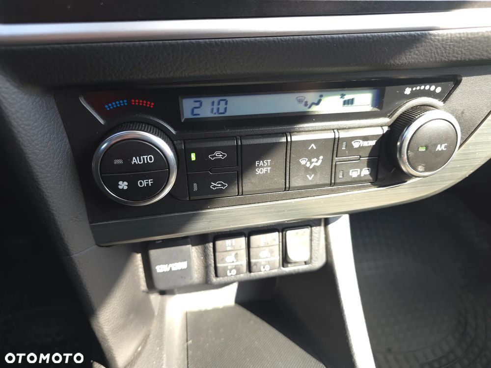 Toyota Auris 1.6 Premium + - 24