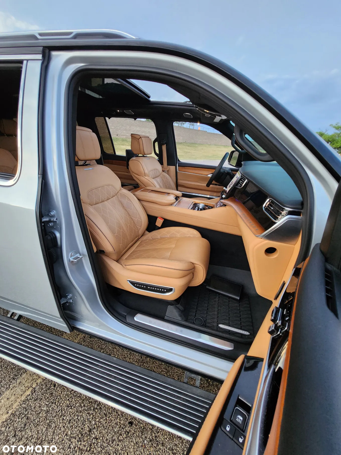 Jeep Grand Wagoneer - 29