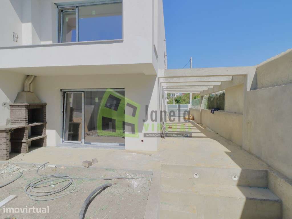 Moradia Geminada T3 Nova com Piscina | Fernão Ferro - Grande imagem: 2/33