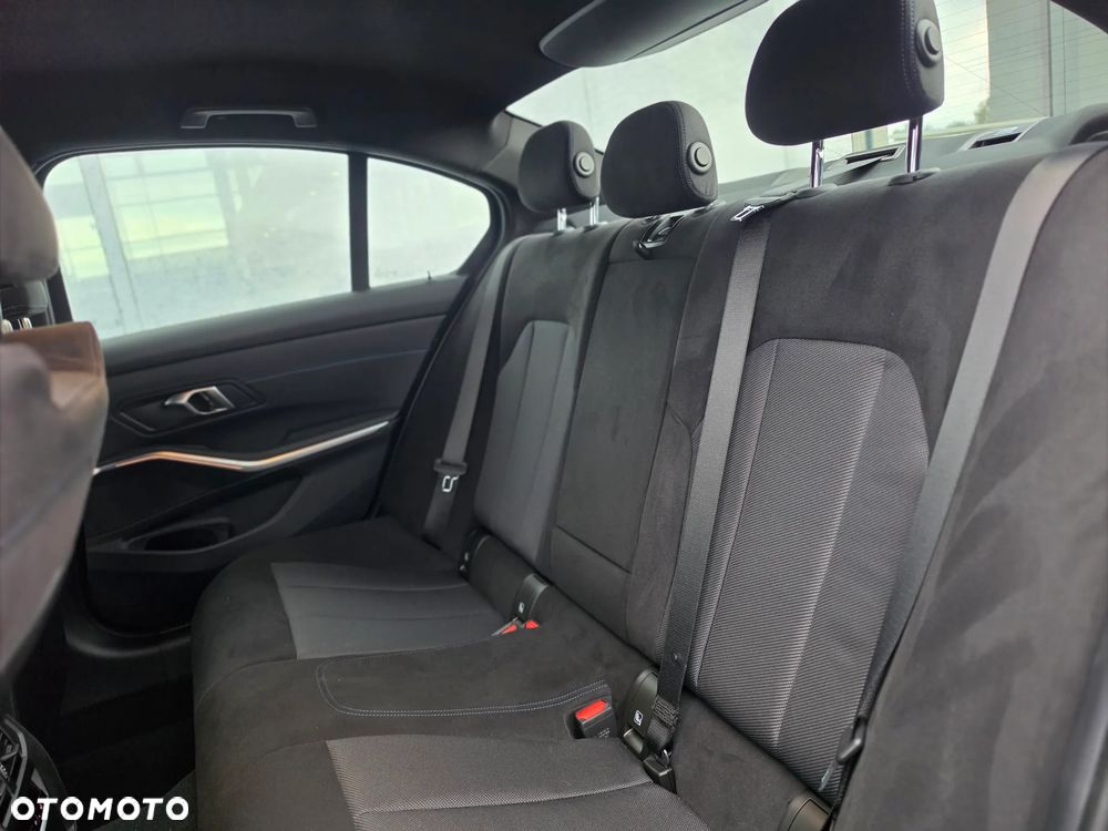 BMW Seria 3 320i xDrive M Sport - 34