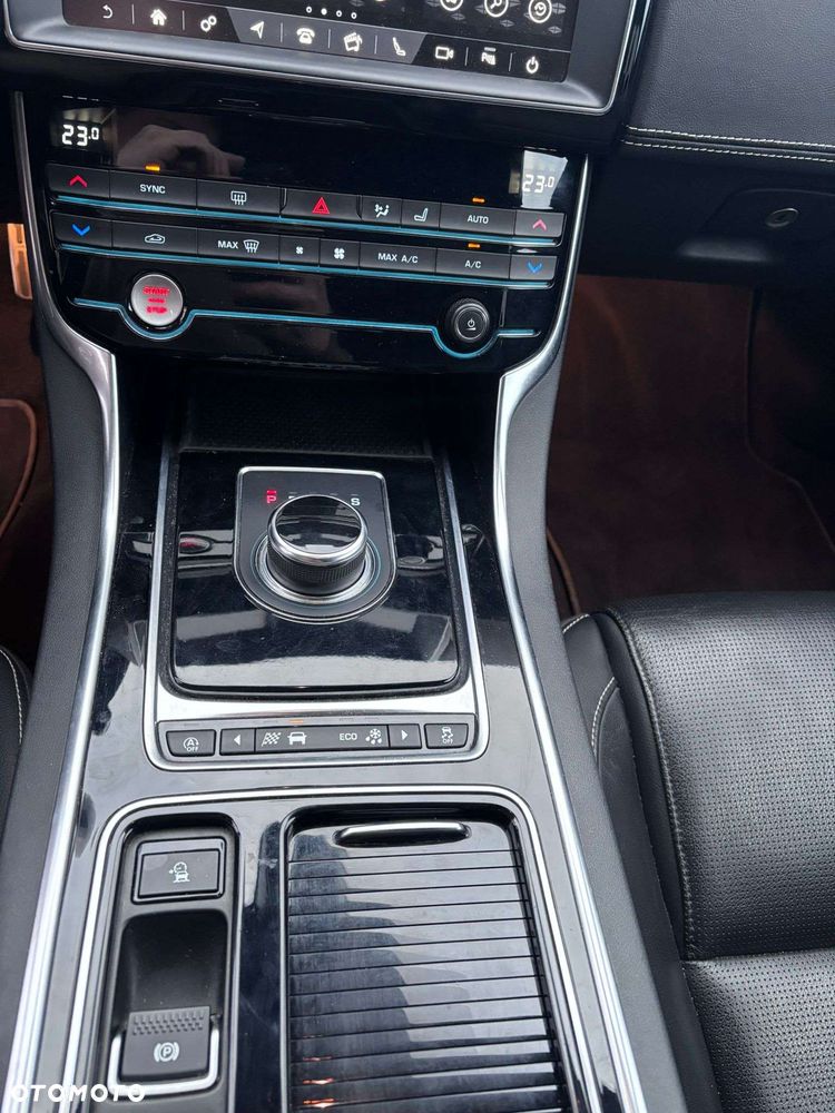Jaguar XE - 16