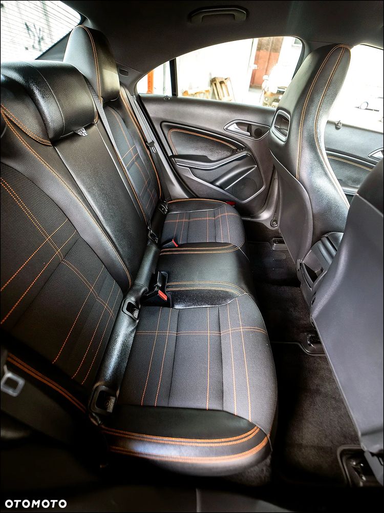 Mercedes-Benz CLA 180 7G-DCT Urban - 36