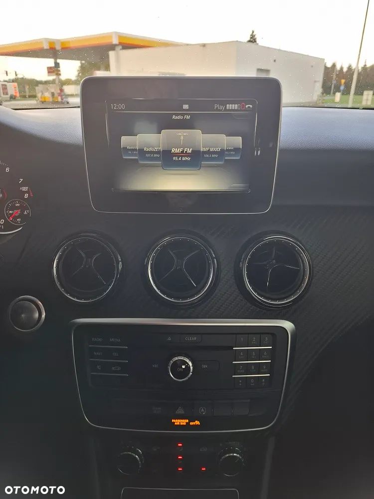 Mercedes-Benz GLA 180 7G-DCT Urban - 12