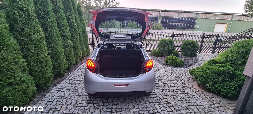 Peugeot 208 1.2 PureTech GPF Signature S&S EAT6 - 9