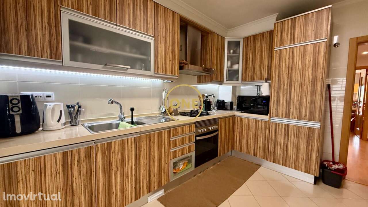 T2 em Condomínio Fechado com Piscina | Terraço | Box 2 Carros | Alc - Grande imagem: 4/40