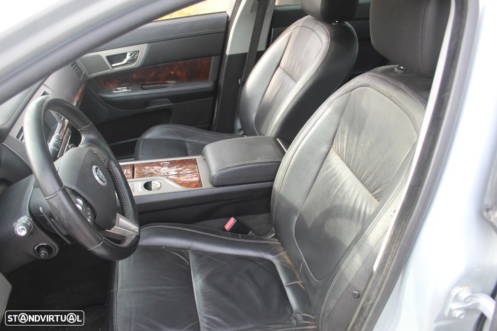Jaguar XF 2.7 V6 Luxury - 6