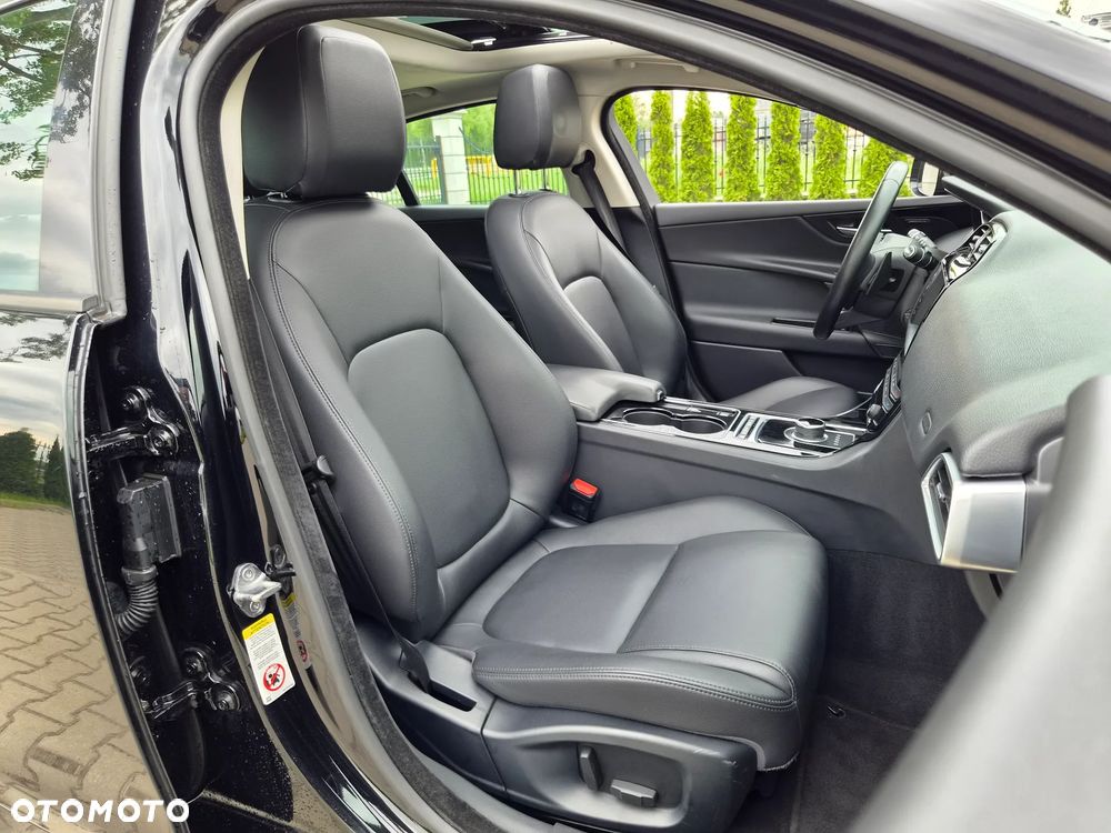 Jaguar XE 2.0 T Prestige - 9