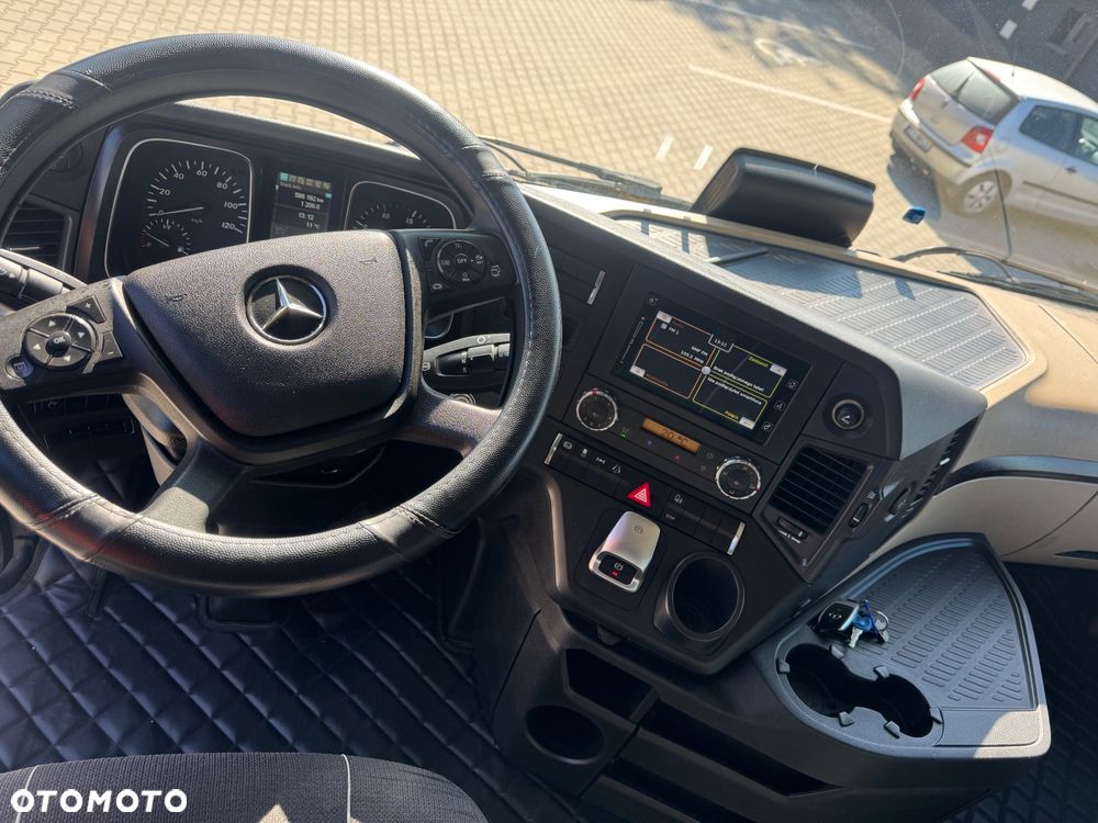 Mercedes-Benz 1851 MP4/5 - 6